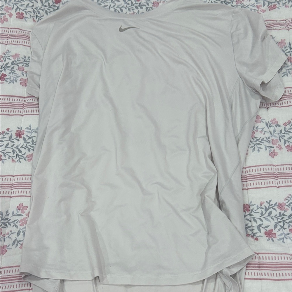 Nike Women's white Short Sleeve Tee